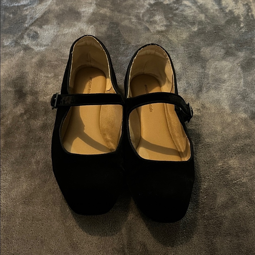 Amazon Essentials Women's Mary Jane Ballet Flat. Color black velvet, size 8